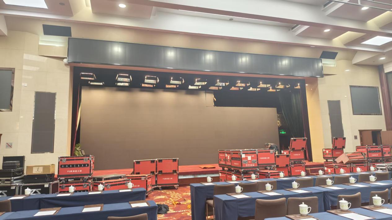 钢铁行业节能减排大会主会场设备与物料进场