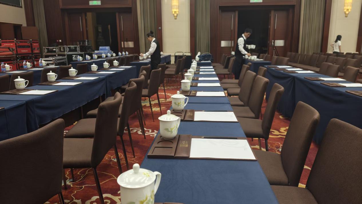 钢铁行业节能减排大会会场席位和桌牌准备